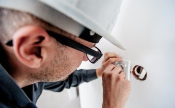 Ile zarabia się jako elektryk?