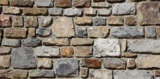 Jak blisko płotu można budować?