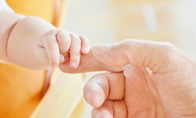 W czym śpi noworodek w łóżeczku?