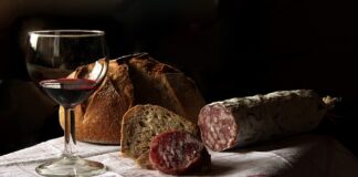 Co oznacza kiełbasa w koszyczku wielkanocnym?