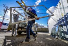 Bezpieczne przenoszenie gładkich elementów przy pomocy profesjonalnych przyssawek