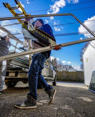 Bezpieczne przenoszenie gładkich elementów przy pomocy profesjonalnych przyssawek