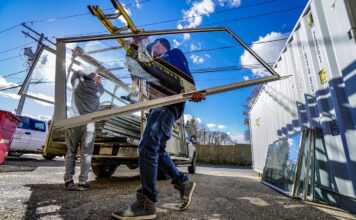 Bezpieczne przenoszenie gładkich elementów przy pomocy profesjonalnych przyssawek