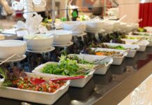 Jak dbać o stoły cateringowe