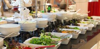 Jak dbać o stoły cateringowe, żeby służyły dłużej i wyglądały świetnie Jak dbać o stoły cateringowe