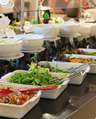 Jak dbać o stoły cateringowe