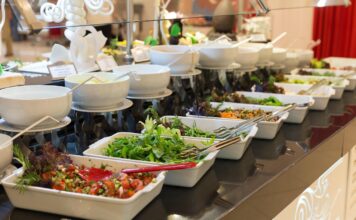 Jak dbać o stoły cateringowe